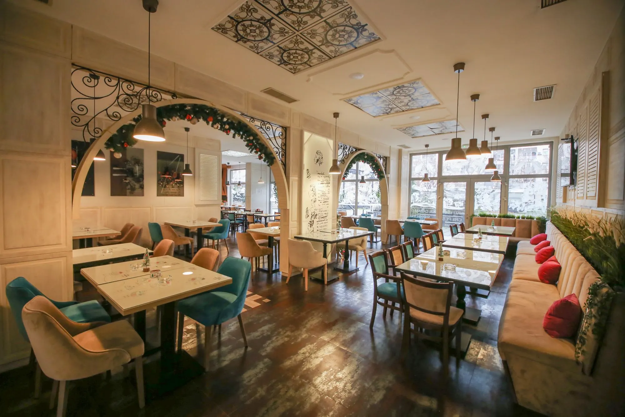 Glavna sala restorana Sweet & Salty sa lučnim prolazima, stolovima i velikim prozorima