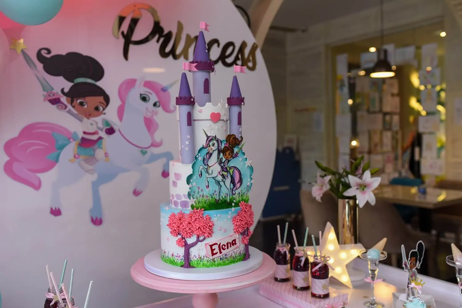 Rođendanska torta u obliku dvorca i dekoracija sa motivom princeze na dečijem rođendanu u restoranu Sweet & Salty