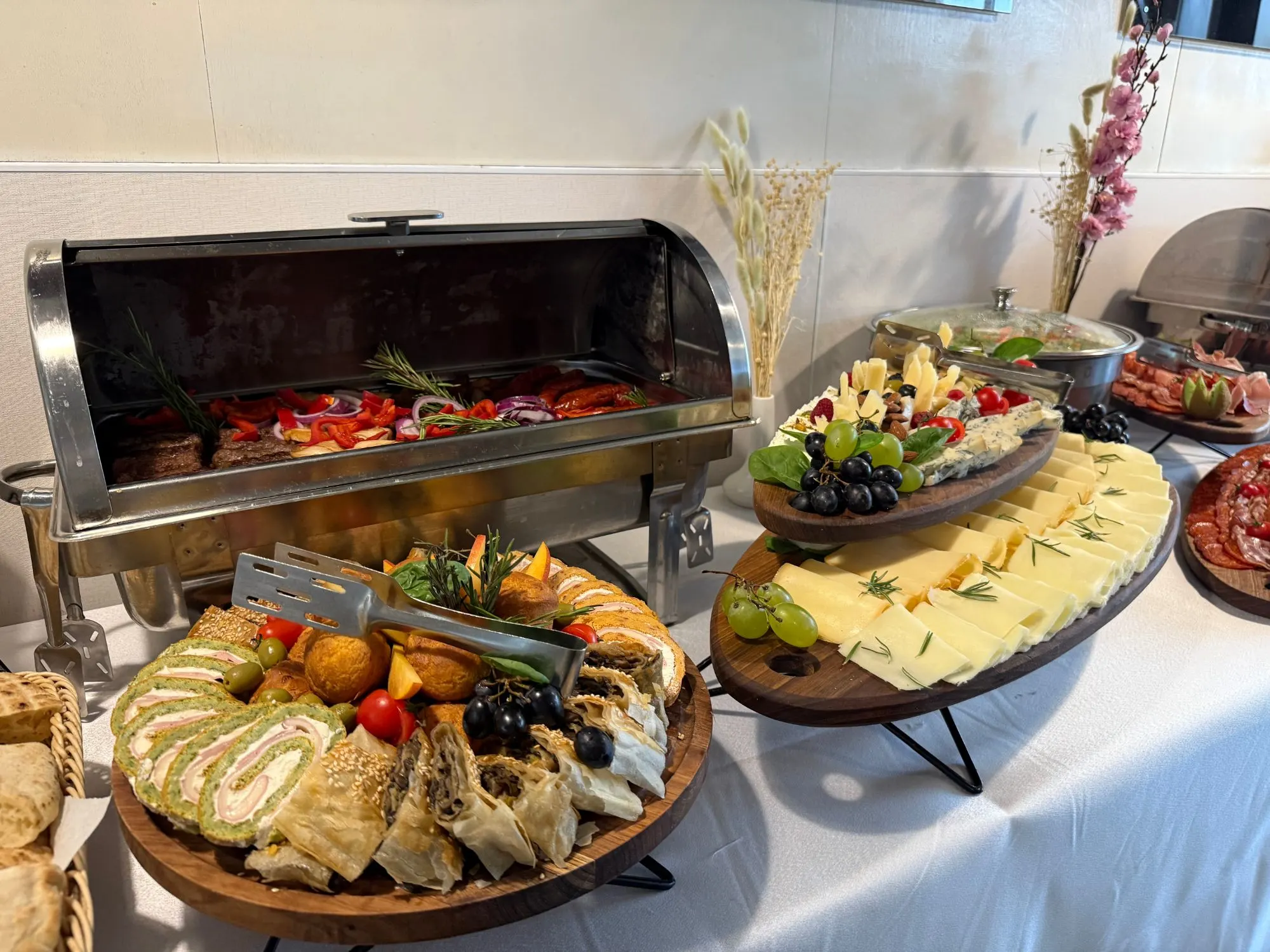 Švedski sto u restoranu Sweet & Salty: topla jela u rešou posudi, slani rolati, pite i daske sa sirevima